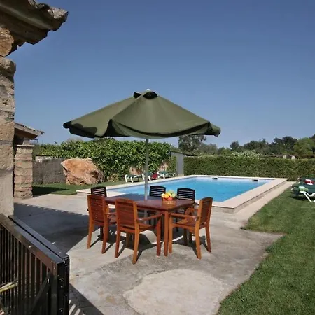 Sleeps 10 *